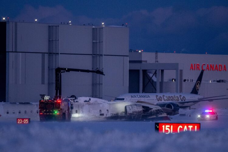 Los equipos de emergencia se reúnen en el lugar del accidente donde un vuelo de Delta Air Lines se volcó mientras aterrizaba en el Aeropuerto Internacional Toronto Pearson en Mississauga, Canadá, el 17 de febrero de 2025. EFE/EPA/EDUARDO LIMA