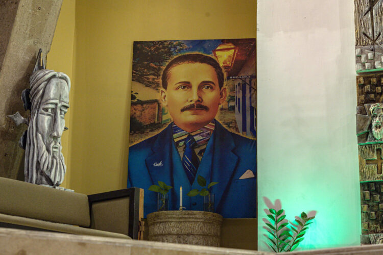 Fotografía de una imagen del beato venezolano José Gregorio Hernández, en el interior de la parroquia eclesiástica San Antonio María Claret en Maracaibo (Venezuela). EFE/ Henry Chirinos