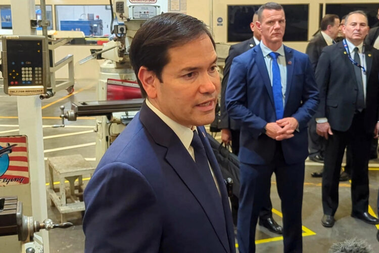 El secretario de Estado de Estados Unidos, Marco Rubio, habla con periodistas durante un viaje a El Salvador, este 3 de febrero de 2025 en el aeropuerto de San Salvador (El Salvador). EFE/ Eduard Ribas