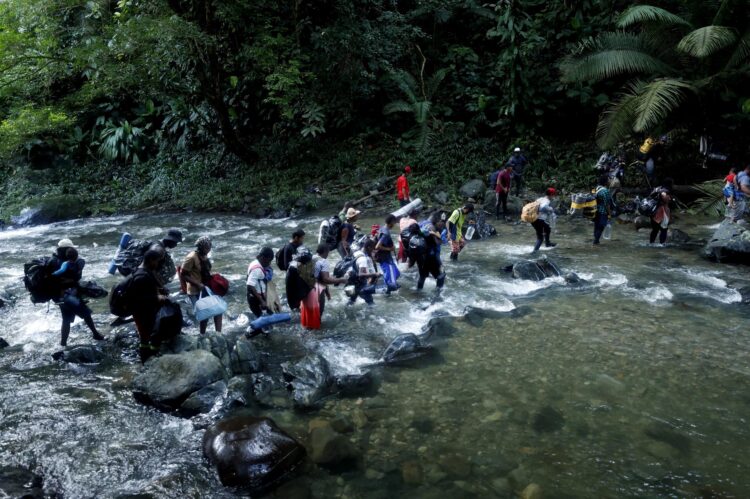 Fotografía de archivo que muestra a migrantes haitianos en su camino hacia Panamá por el Tapón del Darién en Acandi (Colombia). EFE/ Mauricio Dueñas Castañeda