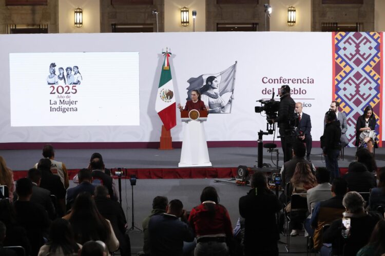 La presidenta de México, Claudia Sheinbaum, habla durante una rueda de prensa este jueves, en el Palacio Nacional en Ciudad de México (México). EFE/ Mario Guzmán