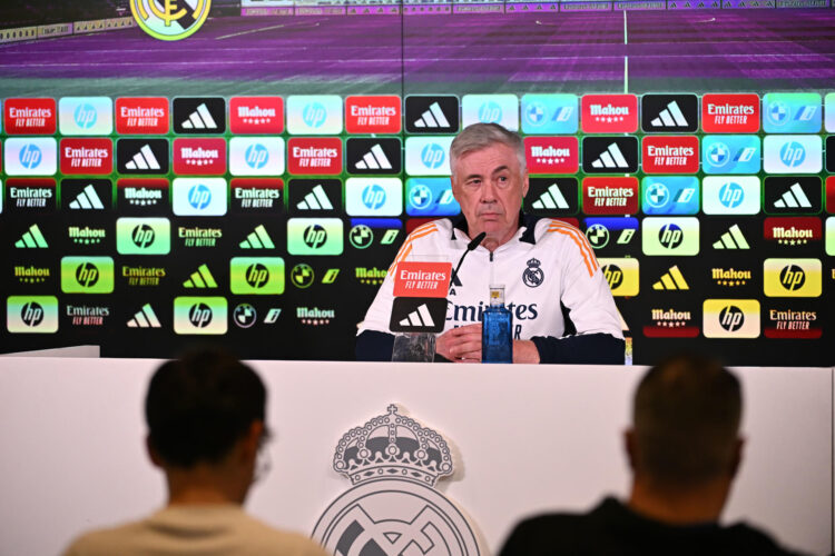 El entrenador del Real Madrid, Carlo Ancelotti, durante la rueda de prensa posterior al entrenamiento este sábado en Valdebebas. EFE/Fernando Villar