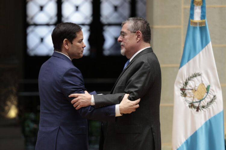 El secretario de Estado de los Estados Unidos, Marco Rubio (i), saluda al presidente de Guatemala, Bernardo Arévalo de León, este miércoles en el Palacio Nacional de la Cultura en Ciudad de Guatemala (Guatemala). EFE/ David Toro