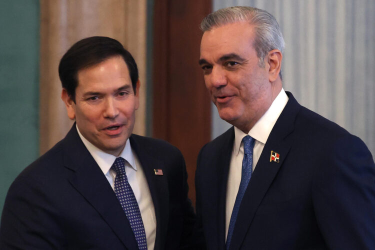 El presidente de República Dominicana, Luis Abinader (d), y el secretario de Estado de EE.UU., Marco Rubio, fueron registrados este jueves, 6 de febrero, al conversar durante una rueda de prensa, en Santo Domingo (Repp. Dominicana). Autoridades dominicanas entregaron a Rubio un avión supuestamente relacionado con el Gobierno de Venezuela estacionado en un hangar de un aeropuerto de Santo Domingo. EFE/Orlando Barría