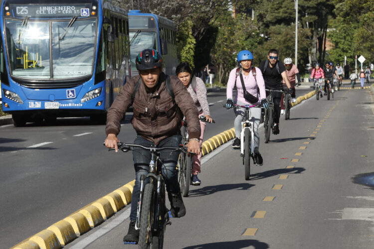 Personas se transportan en bicicletas durante el 'día sin carro y sin moto' este jueves, en Bogotá (Colombia). EFE/ Mauricio Dueñas Castañeda