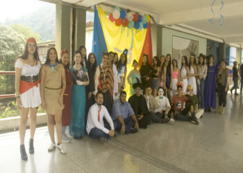 Universitarios aprenden en idioma inglés sobre el Carnaval