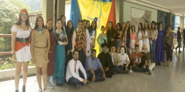 Universitarios aprenden en idioma inglés sobre el Carnaval