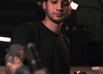 Venezolano triunfa en España tatuando historias surrealistas en la piel