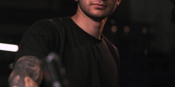 Venezolano triunfa en España tatuando historias surrealistas en la piel