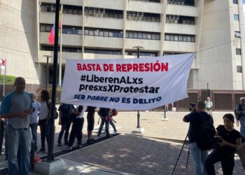 Presos políticos excarcelados: el costo y el estrés de viajar a Caracas para cumplir medidas cautelares