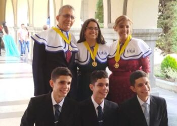 Triple historia: trillizos, médicos y Magna Cum Laude