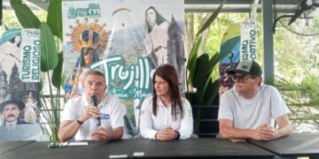 Venezolano triunfa en España tatuando historias surrealistas en la piel