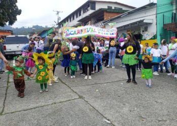 Realizan desfile infantil de Carnaval en Campo Elías