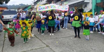 Realizan desfile infantil de Carnaval en Campo Elías