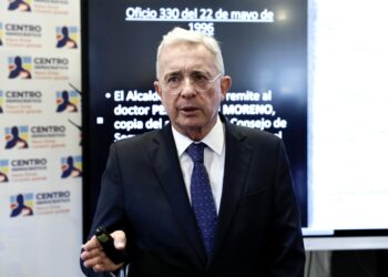 Suspenden audiencia de juicio contra Álvaro Uribe por un recurso de amparo de la defensa