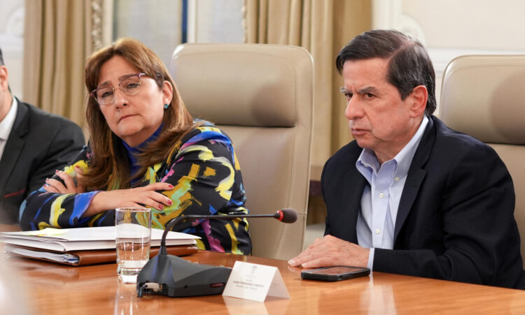 Fotografía cedida por la Presidencia de Colombia de la ministra de Justicia de Colombia, Ángela María Buitrago, y el ministro del interior, Juan Fernando Cristo, durante un consejo de ministros este martes, en Casa de Nariño en Bogotá (Colombia). EFE/ Presidencia de Colombia