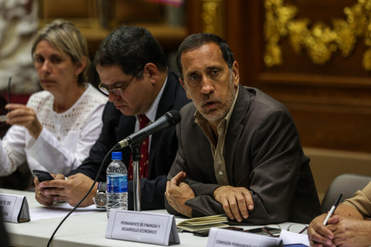 Fotografía de archivo del exdiputado José Guerra. EFE/CRISTIAN HERNÁNDEZ