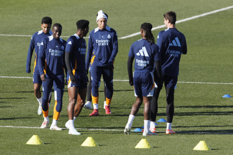 Eduardo Camavinga (2d), junto a Thibaut Courtois (1d), Kylian Mbappé (c), Aurelien Tchouameni (3i), Ferland Mendy (2i) y Rodrygo Goes (i), en el entrenamiento del Real Madrid la víspera de su partido de Copa contra el Leganés. EFE/Sergio Pérez