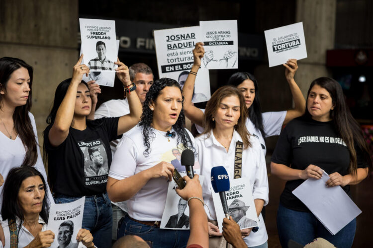 Andreína De Grazia (c-i), hija del político opositor venezolano preso Américo De Grazia, fue registrada el pasado 11 de febrero al denunciar y exigir la libertad de su padre y de otros opositores detenidos a los que no se les permiten las visitas ni la atención médica, en la entrada de la sede de la Defensoria del Pueblo, en Caracas (Venezuela). EFE/Miguel Gutiérrez