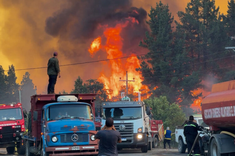 Personas observan los incendios el 3 de febrero de 2025 en El Bolsón, Río Negro (Argentina). EFE/Gonzalo Keogan /MÁXIMA CALIDAD DISPONIBLE