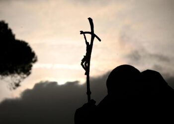 El papa presenta una nueva mejoría en el hospital y la TAC confirma una evolución «normal»
