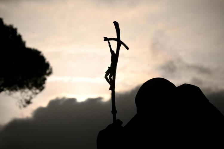 Las nubes se agolpan en el cielo mientras los fieles rezan al pie de la estatua del fallecido Papa Juan Pablo II frente al Hospital Agostino Gemelli, donde está hospitalizado el Papa Francisco, en Roma, Italia, 26 de febrero de 2025. El papa fue admitido el 14 de febrero debido a una infección del tracto respiratorio. (Papa, Italia, Roma) EFE/EPA/ALESSANDRO DI MEO