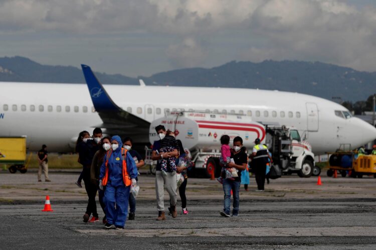 Fotografía de personas deportadas de Estados Unidos. EFE/ Esteban Biba