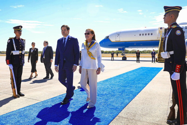 Fotografía cedida por el Gobierno de El Salvador del secretario de Estado de los Estados Unidos, Marco Rubio (i), junto a la canciller de El Salvador, Alexandra Hill Tinoco, este lunes, en el aeropuerto internacional Óscar Arnulfo Romero en San Luis Talpa (El Salvador). EFE/ Gobierno de El Salvador