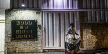 Opositores cumplen 320 días encerrados en la Embajada de Argentina: «Se ha convertido en una cárcel»