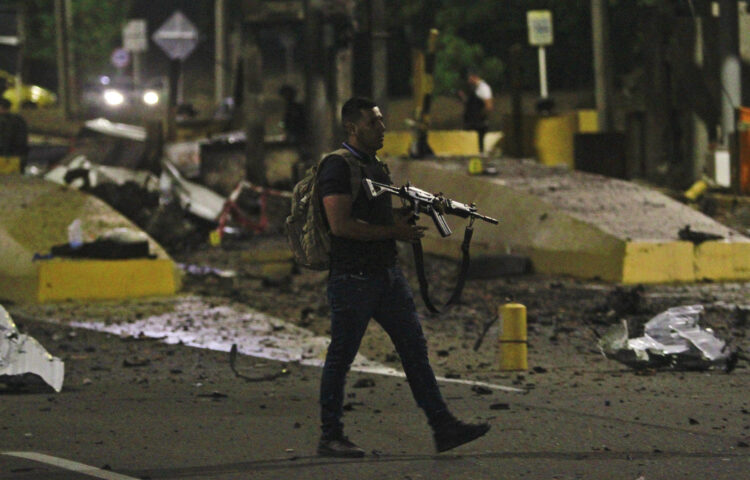 El ataque se produjo casi simultáneamente con tiroteos dirigidos a dos puestos policiales | Foto: Mario Caicedo / EFE