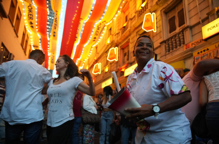 Fotografía del 24 de enero de 2025 de personas bailando en la 'Calle del Sabor' en Cali (Colombia). EFE/ Ernesto Guzmán