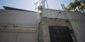 La oposición advierte del colapso de la planta que da electricidad a la Embajada de Argentina en Caracas