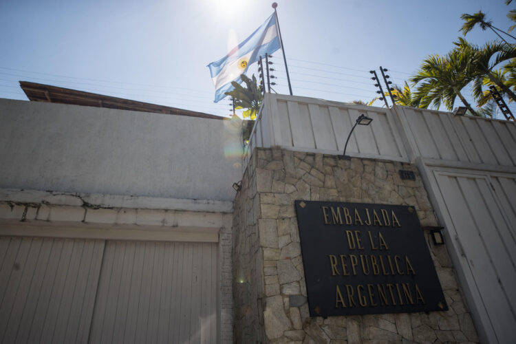 Fotografía, tomada en marzo de 2024, en la que se registró un parte de la fachada de la Embajada de Argentina en Caracas (Venezuela), donde permanecen asilados cinco miembros de la oposición. EFE/Miguel Gutiérrez