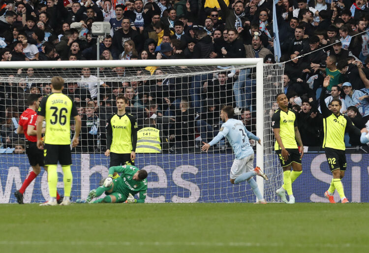 El defensa de Celta de Vigo Óscar Mingueza (c) celebra el segundo gol de equipo ante el Real Betis durante el partido de Liga celebrado, este sábado, en el estadio Balaidos de Vigo. EFE/Salvador Sas