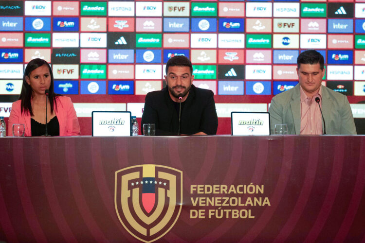 El técnico de la Vinotinto femenina, el brasileño Ricardo Belli (c), dijo que la selección venezolana de fútbol debe tener su propia identidad y estilo de juego. Junto a Belli están Ángel Hualde y Dayana Frías, técnicos de las categorías sub-20 y sub-17. EFE/ Ronald Peña R.