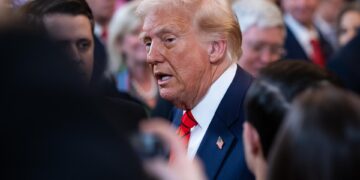 Trump firma una orden para prohibir a mujeres transgénero competir en deportes femeninos