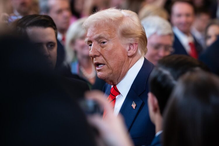 El presidente estadounidense, Donald Trump, sale de una ceremonia de firma de una orden ejecutiva que prohíbe a las mujeres transgénero participar en deportes femeninos en el Salón Este de la Casa Blanca en Washington, DC, EE. UU., el 5 de febrero de 2025. EFE/EPA/FRANCIS CHUNG / POOL