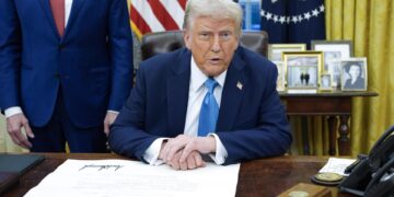 Entran en vigor los aranceles del 25 % para bienes de Canadá y México y 10 % para China