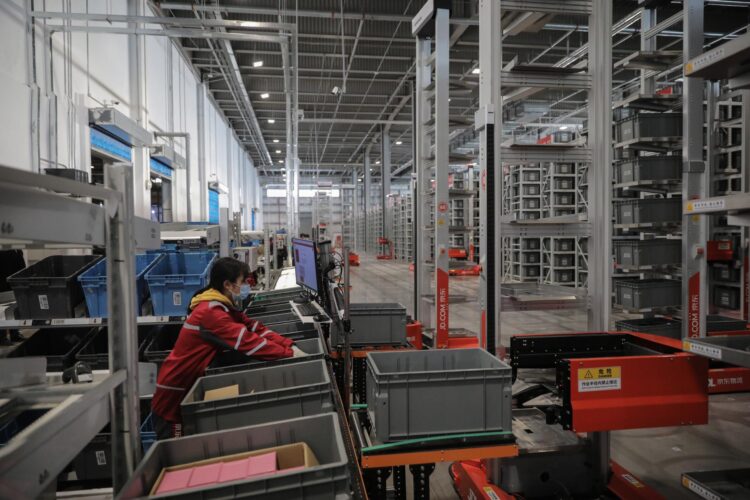 Fotografía de archivo de un trabajador en una unidad de transporte de contenedores en Pekín (China). EFE/EPA/WU HONG