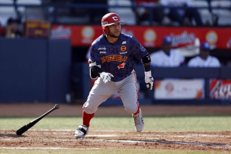 Alexi Amarista de Venezuela batea ante Puerto Rico este lunes, durante un juego de la fase de grupos de la Serie del Caribe de Béisbol 2025, en el estadio Nido de los Águilas en Mexicali (México). EFE/ Sáshenka Gutiérrez