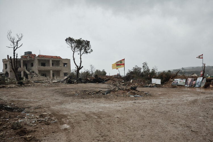 Una barricada improvisada de barro por el efecto de la lluvia sirve de parapeto entre las fuerzas libanesas y las israelíes, tierra para dividir la tierra, para alargar la agonía de los libaneses que quieren volver a sus hogares en la localidad de Yaroun, en el sur del Líbano. EFE/ Edgar Gutierrez