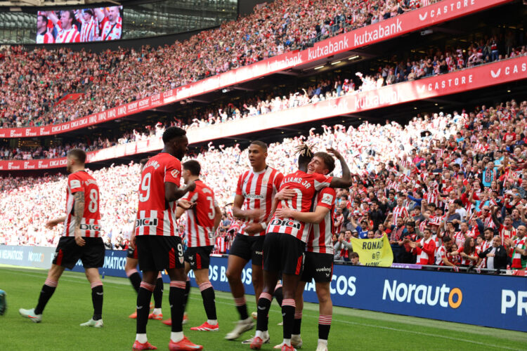 Mikel Jauregizar (d) del Athletic Club celebra con sus compañeros tras marcar el 1-0 al Real Valladolid durante el partido de LaLiga disputado en San Mamés. EFE/ Luis Tejido