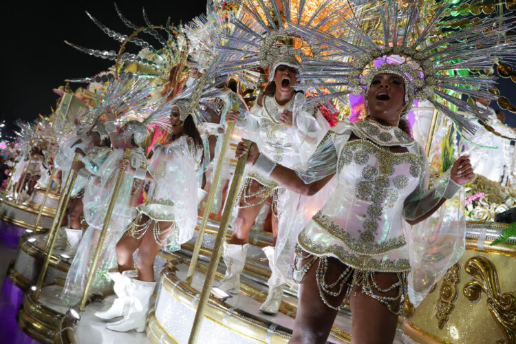 Foto de archivo de la escuela de samba Mangueira en el Sambódromo de Río de Janeiro (Brasil). EFE/André Coelho