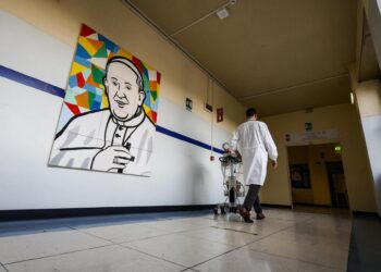El papa sufre un crisis «repentina» de broncoespasmo en su día 15 en el hospital