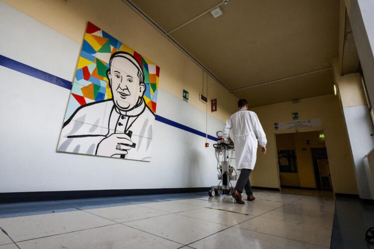 Un médico pasa junto a un mural que representa al Papa Francisco dentro del Hospital Gemelli, donde está hospitalizado, en Roma, Italia, 28 de febrero de 2025. El Papa Francisco fue admitido en el Hospital Agostino Gemelli de Roma el 14 de febrero debido a una infección del tracto respiratorio. (Papa, Italia, Roma) EFE/EPA/FABIO FRUSTACI