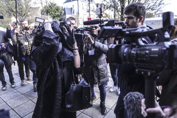 Marie France (L frente), supuesta exesposa del excirujano Joel Le Scouarnec, está rodeada de periodistas a su llegada al tribunal penal de Morbihan en Vannes, Bretaña, Francia, 25 de febrero de 2025. El juicio por abuso sexual infantil del excirujano Joel Le Scouarnec comenzó el 24 de febrero en Bretaña, por violación agravada y agresión sexual de 299 víctimas, la mayoría de ellas niños, entre 1989 y 2014, y se enfrenta a hasta 20 años de prisión si es condenado. (Francia) EFE/EPA/TERESA SUAREZ