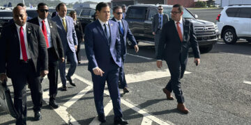 Rubio supervisa en Panamá vuelo de deportación de 43 migrantes colombianos pagado por EEUU