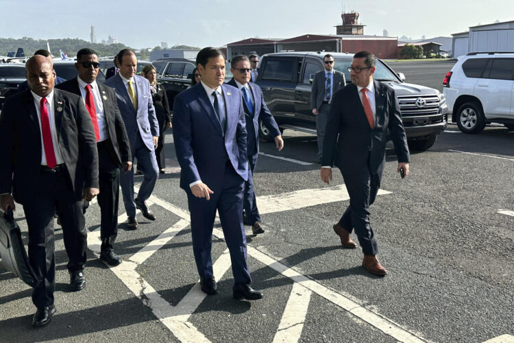 El secretario de Estado de Estados Unidos, Marco Rubio (c), camina por la pista del Aeropuerto Internacional Marcos A. Gelabertuna este 3 de febrero de 2025, durante la salida de un vuelo de deportación de migrantes desde Panamá hacia Colombia en la Ciudad de Panamá (Panamá). EFE/ Bienvenido Velasco