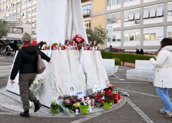 La salud del papa es estable respecto al miércoles y se somete a otras pruebas médicas