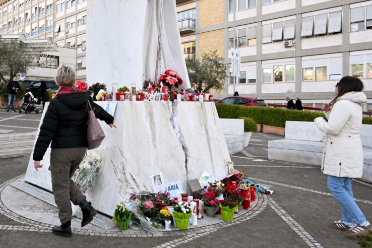 Dibujos, velas y mensajes para la recuperación del Papa Francisco se encuentran en la estatua de Juan Pablo II, afuera del Hospital Agostino Gemelli, donde permanece hospitalizado, en Roma, Italia, 27 de febrero de 2025. EFE/EPA/MAURIZIO BRAMBATTI